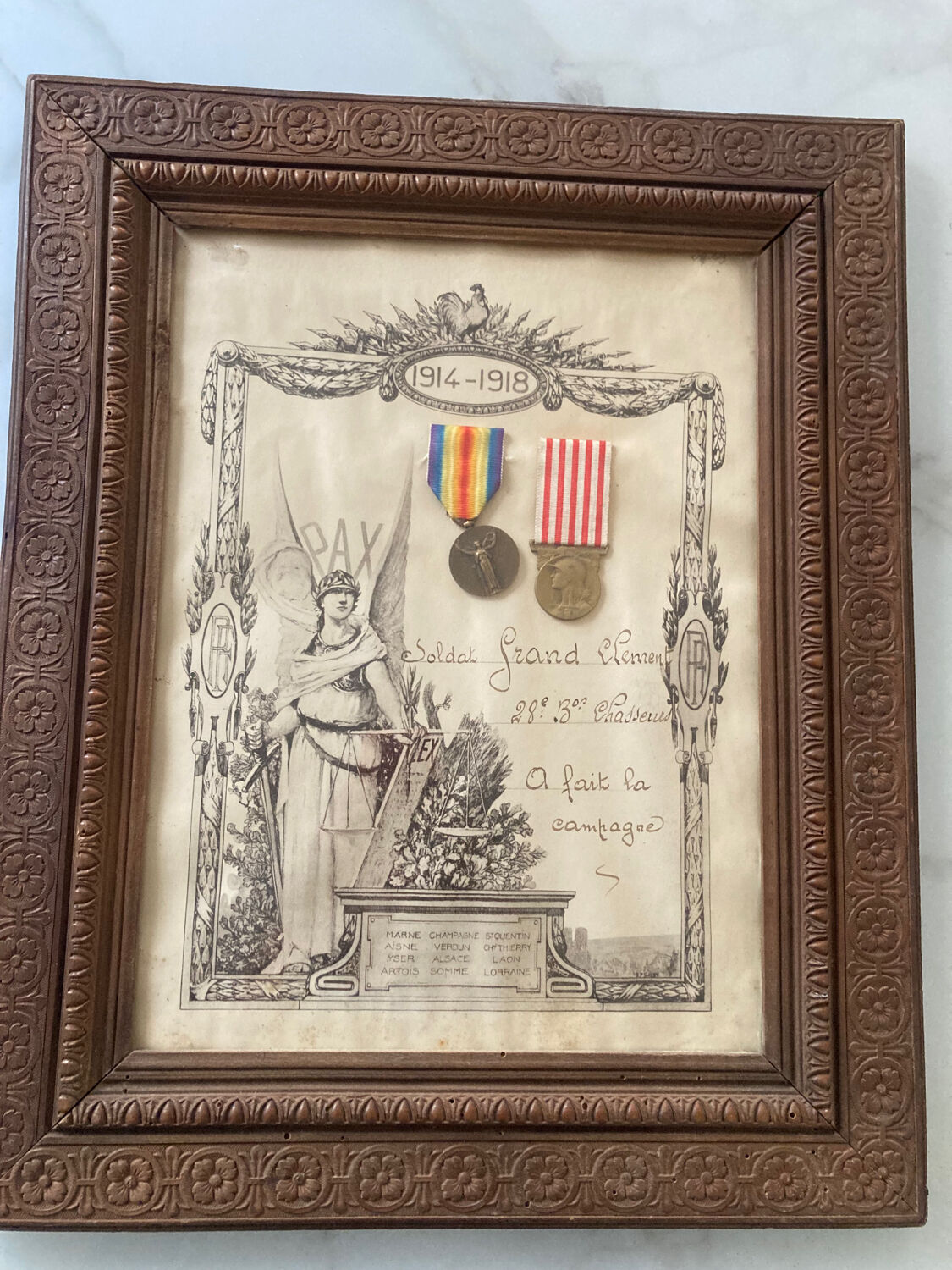 Military tribute frame with 14-18 war medals