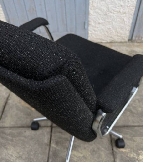 Fauteuil pivotant en tissu noir chiné et chrome