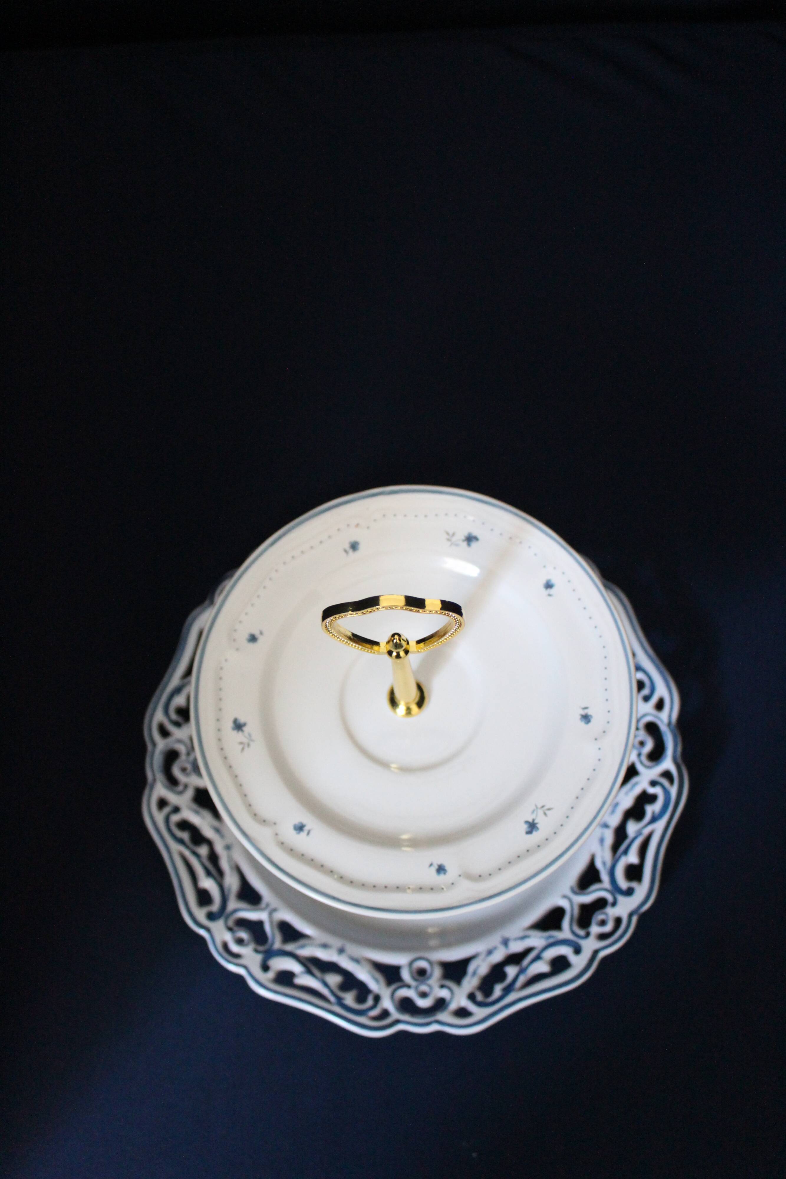 Display for cakes, fruits, aperitifs