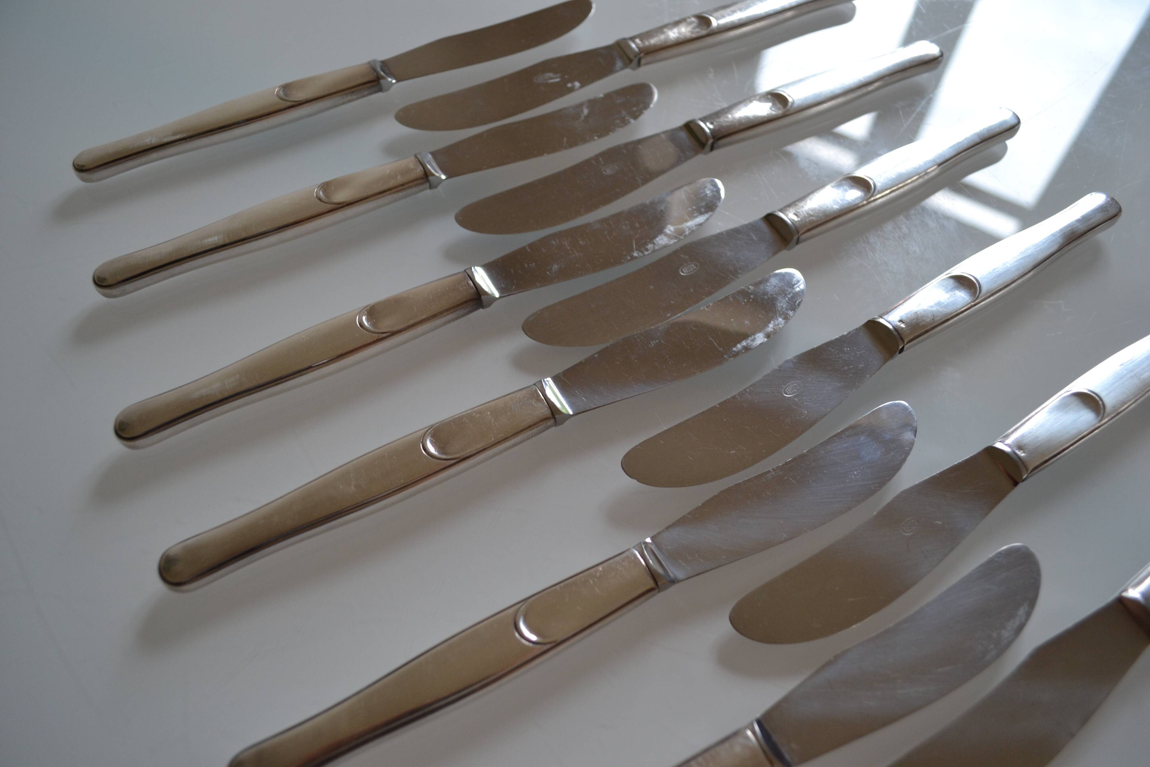 12 table knives silver metal handles & stainless steel blades 22 cm