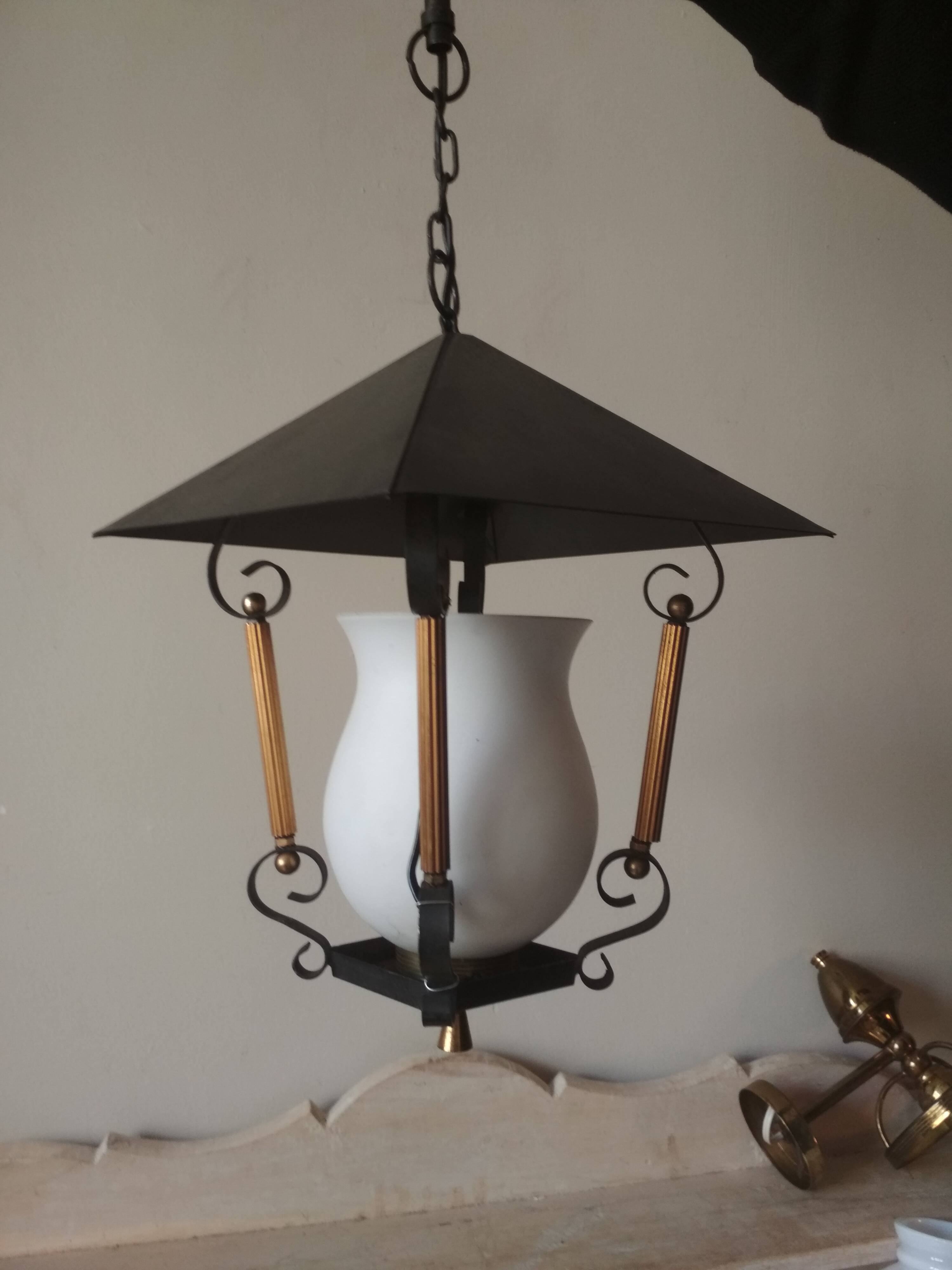 suspension lanterne noire et doré avec opaline blanche