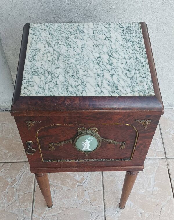 Table de chevet Louis XVI en loupe de thuya