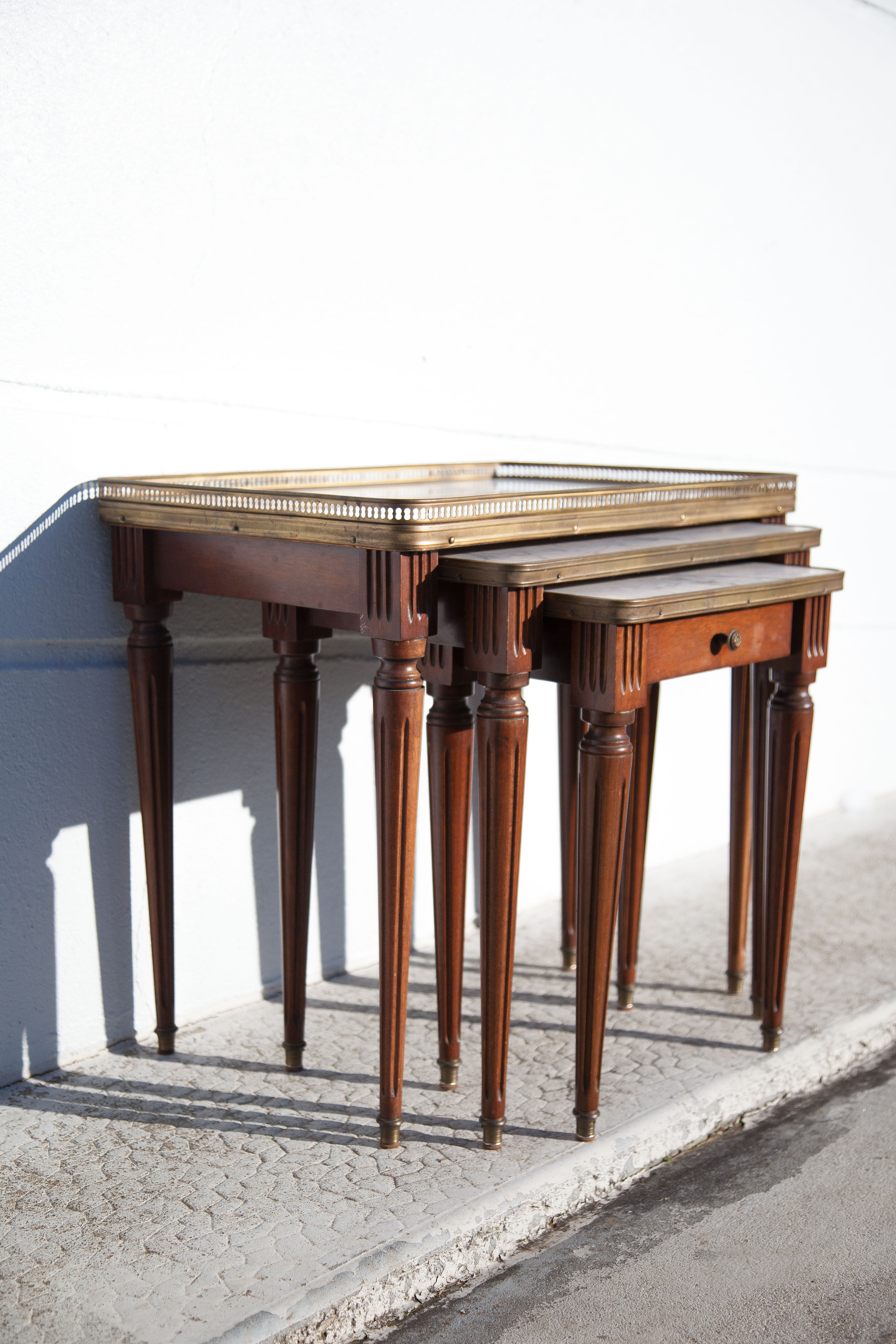 Tables gigognes bois et marbre, Louis XVI style