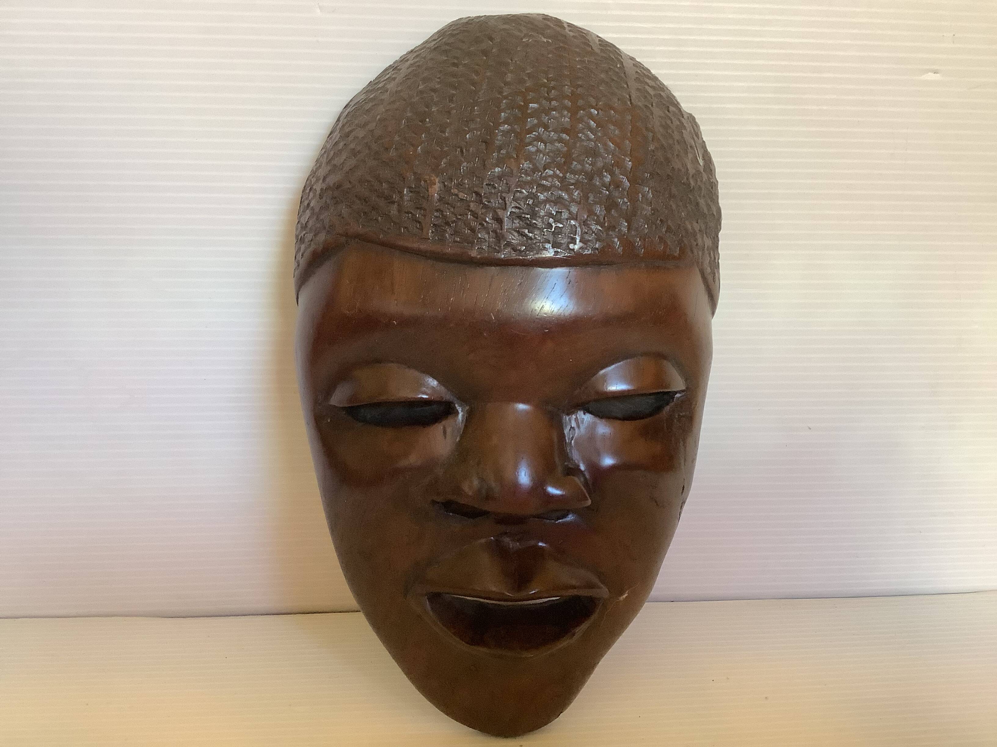 Masque africain en bois massif