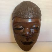 Masque africain en bois massif