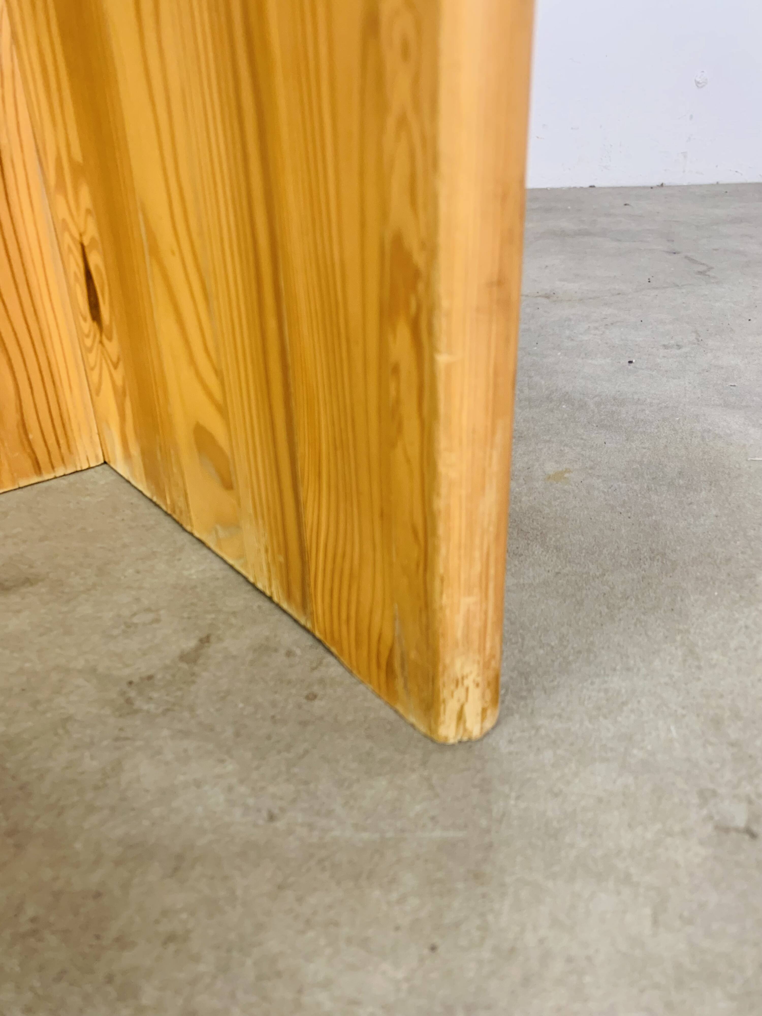 Table basse en pin massif forme organique, années 80