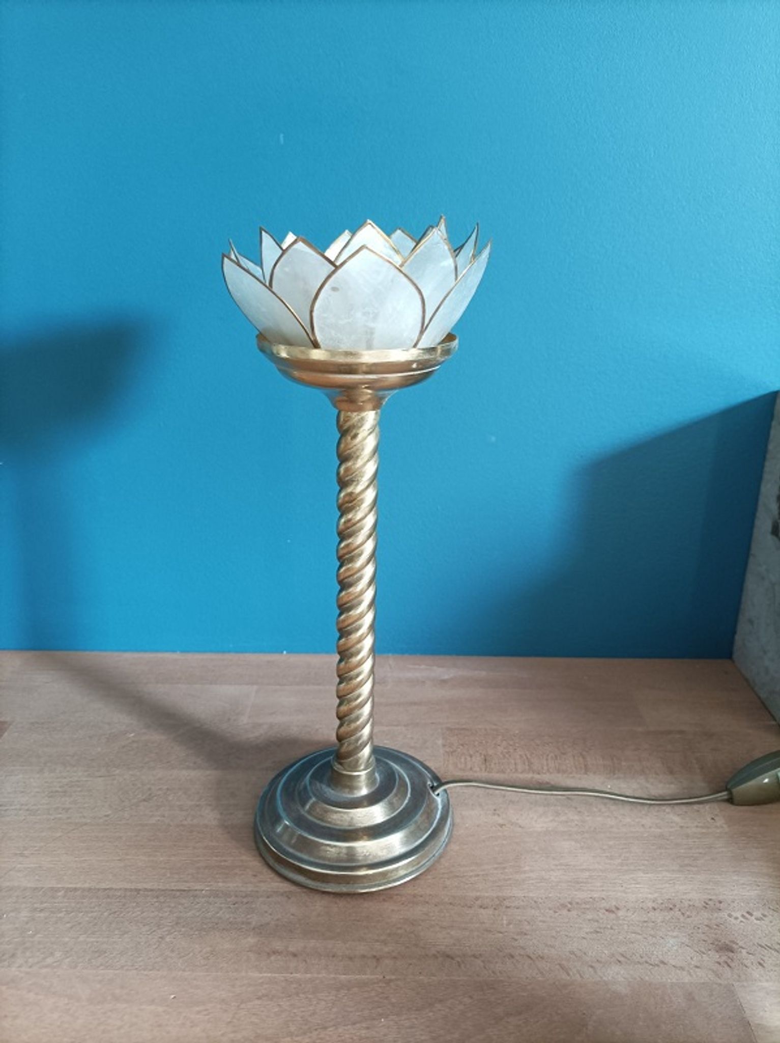 Bedside lamp flower lotus mother-of-pearl base brass