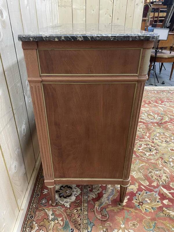 Buffet bas de style Louis XVI en acajou et marbre