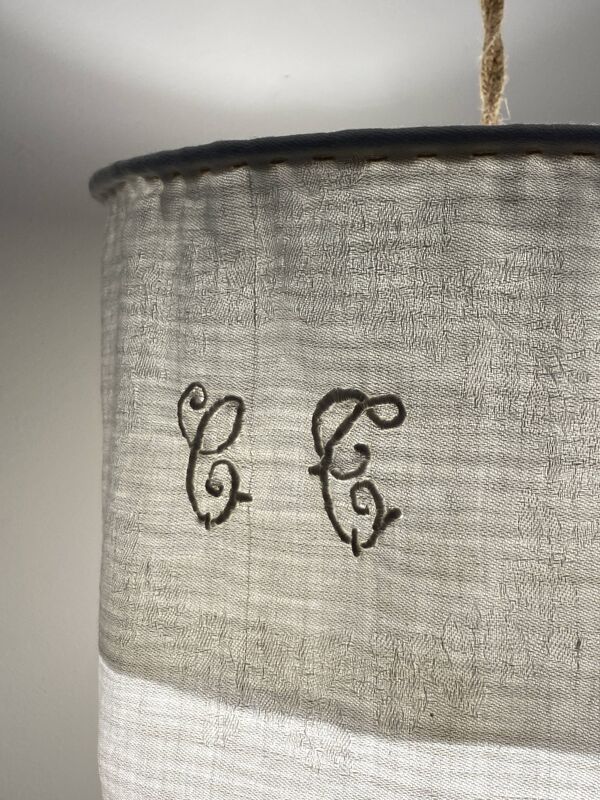 Suspension drap ancien en lin monogramme et oiseau de Georges Braque