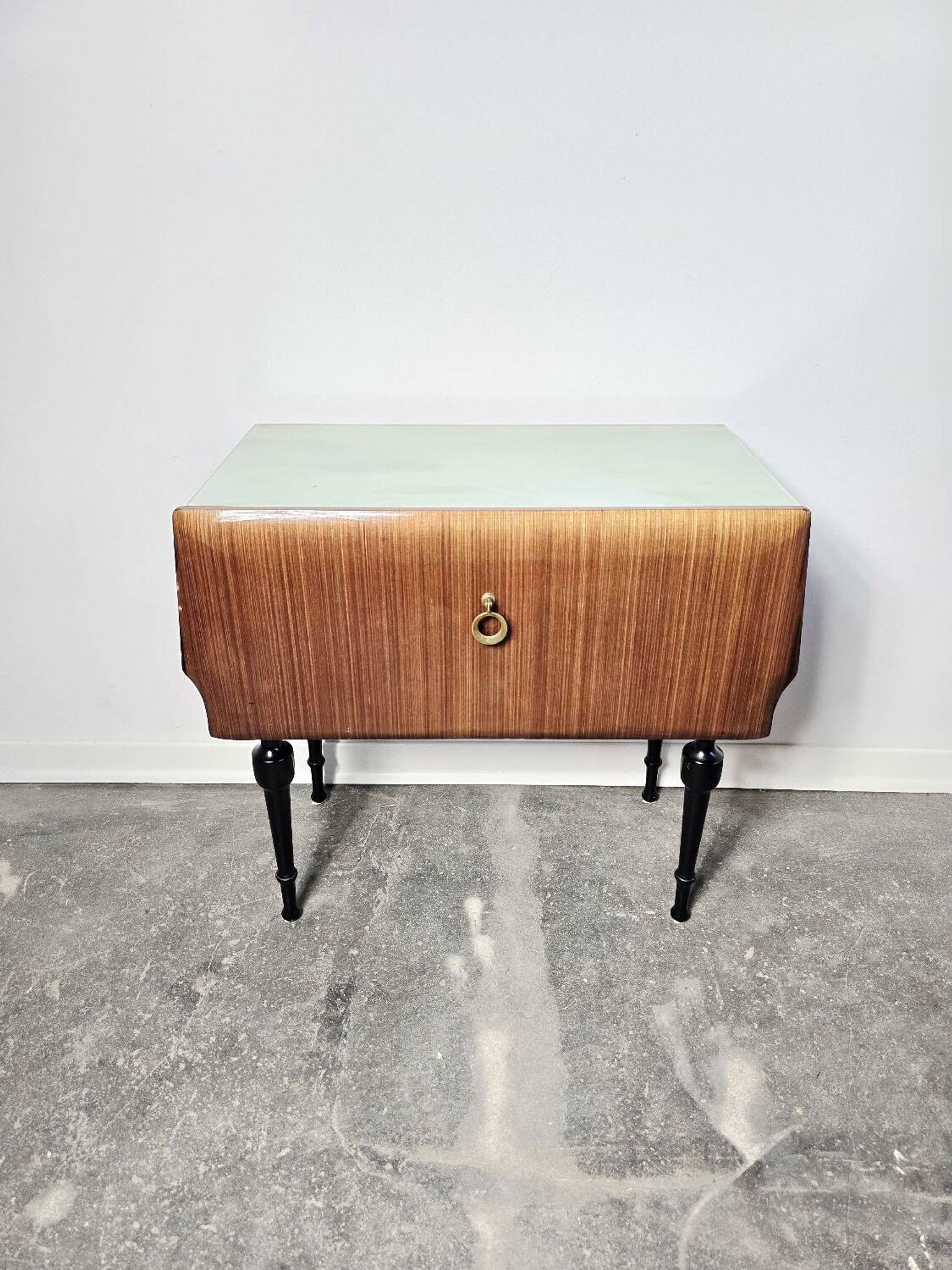 Table de chevet italienne des années 80 avec plateau en verre