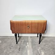 Table de chevet italienne des années 80 avec plateau en verre
