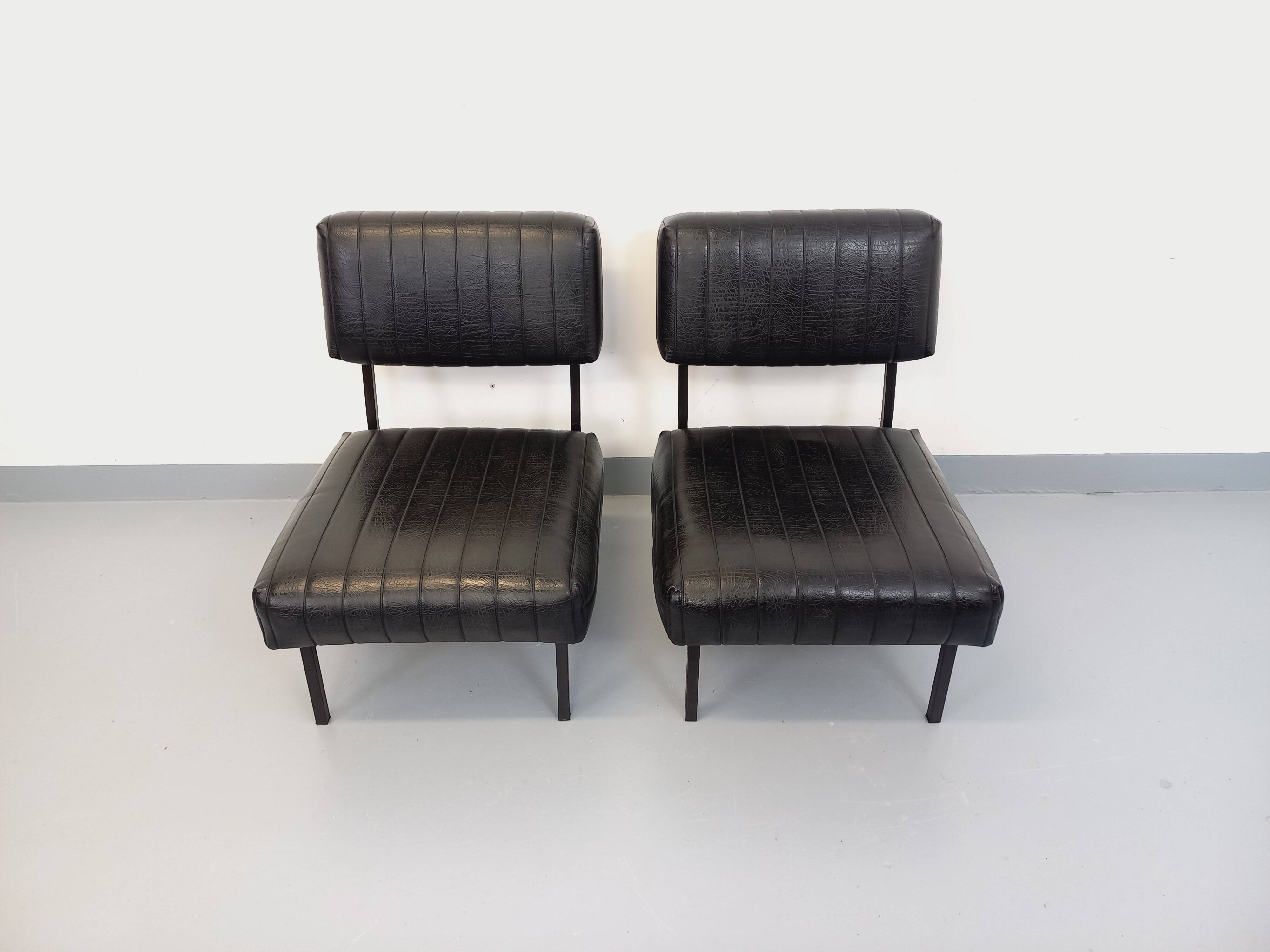 Set of 2 vintage modernist armchairs in black faux leather and metal.