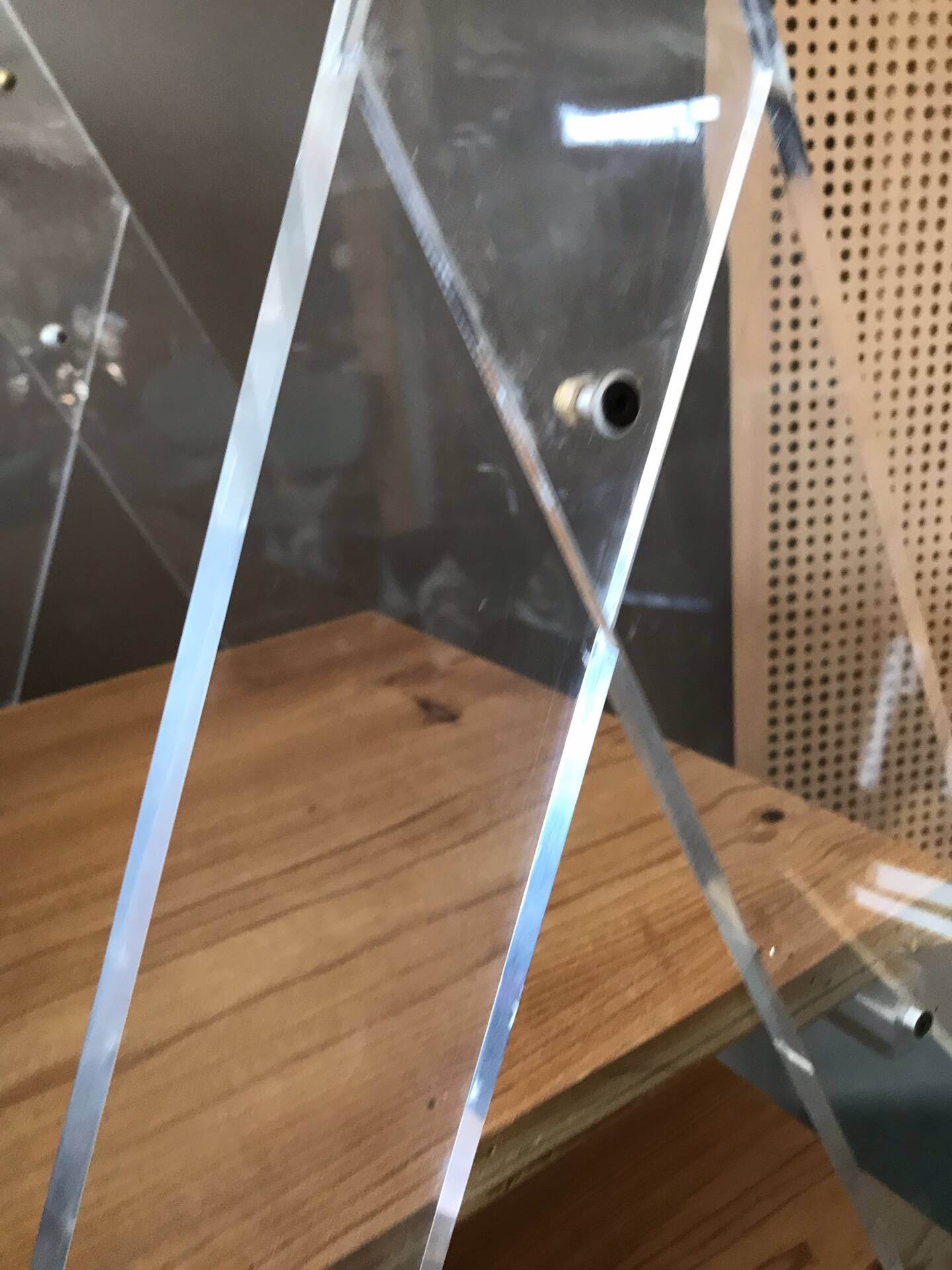 Étagère triangulaire plexiglass et bois