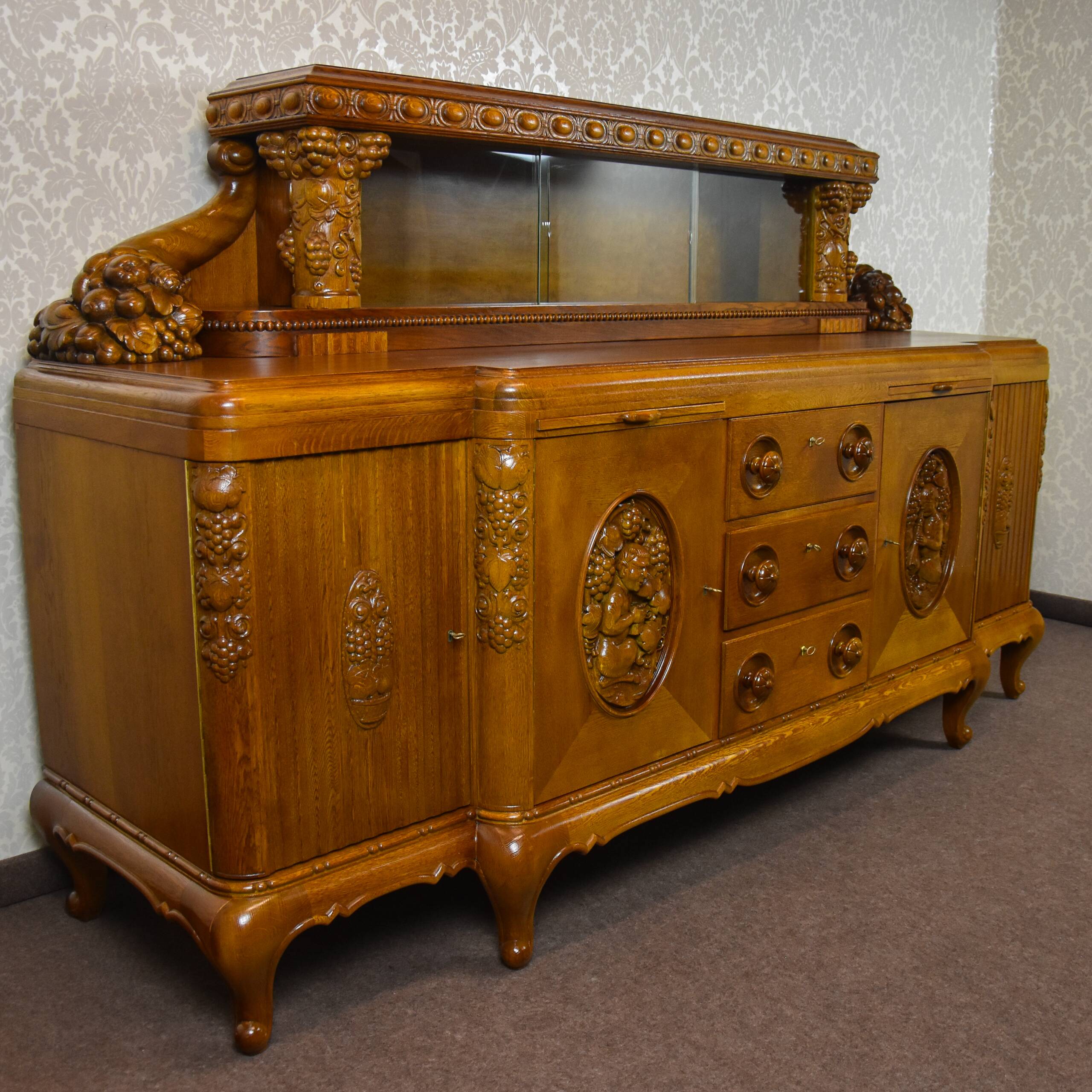 Large two-body oak sideboard 1920-1939