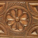 Coffre ancien en bois sulpte
