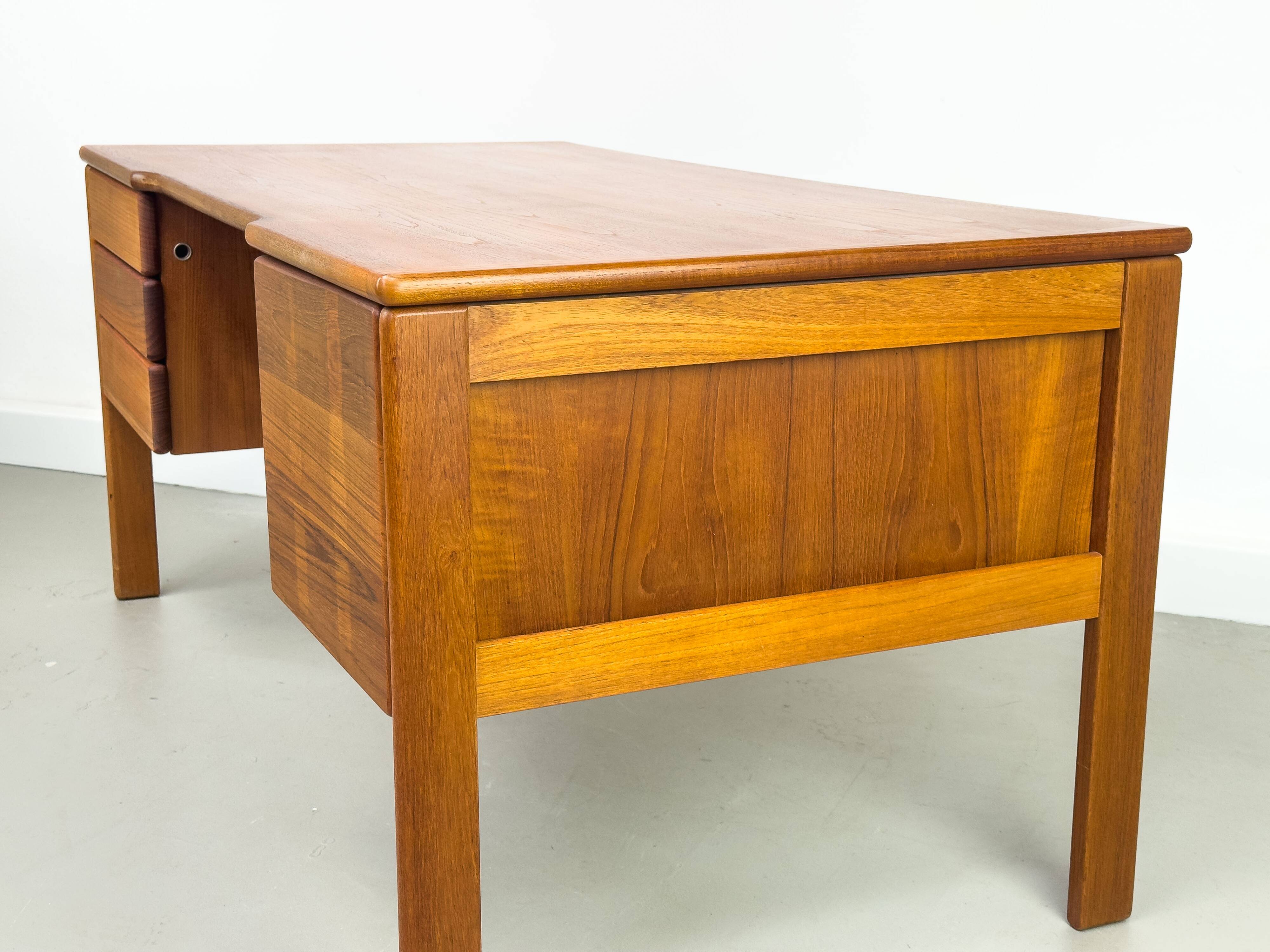 Bureau autoportant en teck avec porte et tiroirs, années 1970