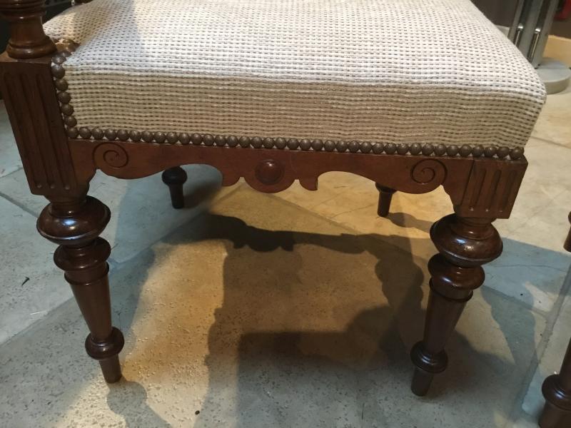 Paire de fauteuils de coin de style Louis XVI début 20ème
