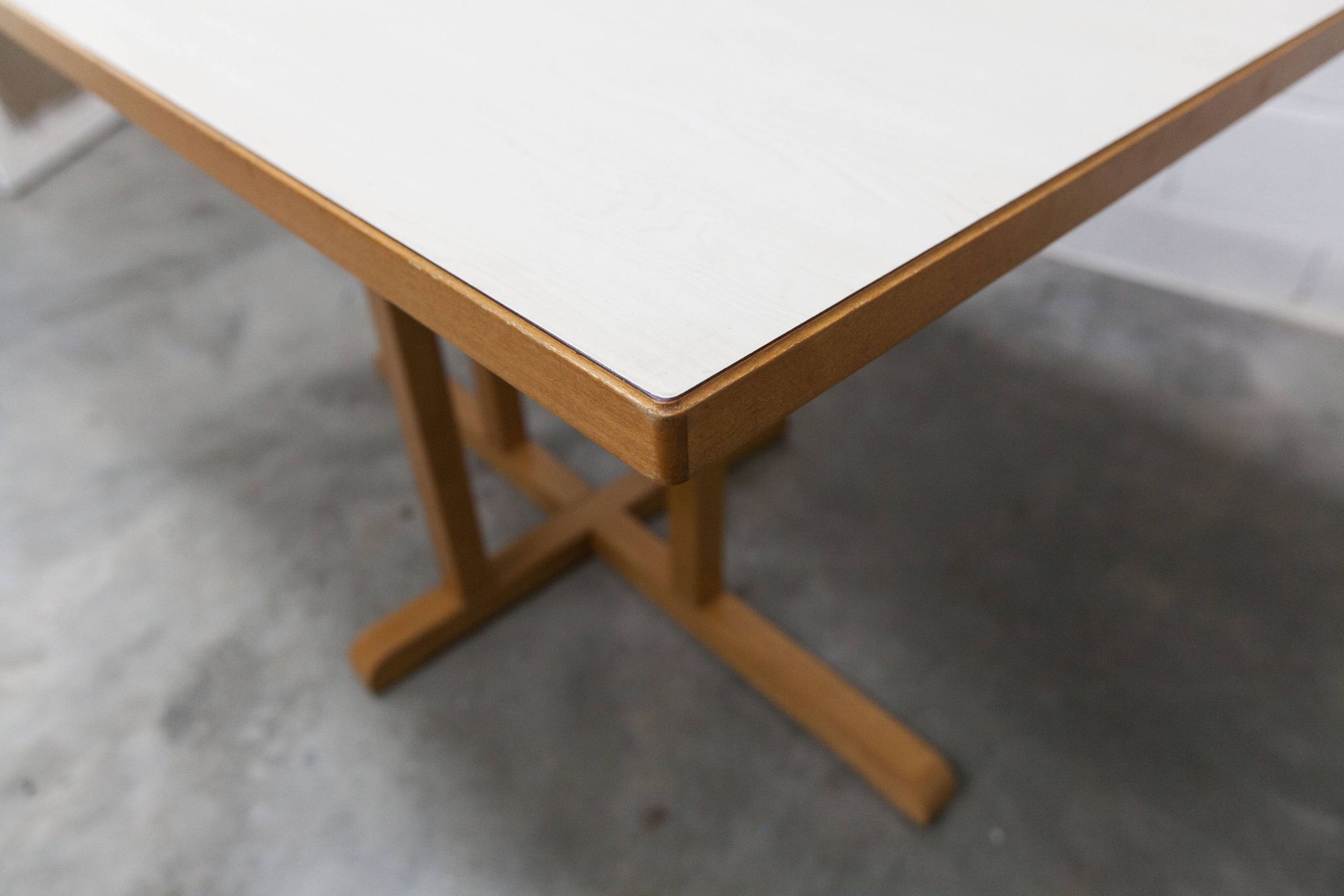 Rare set de 6 tables Baumann 1990, 80x120 et demi lune 120cm