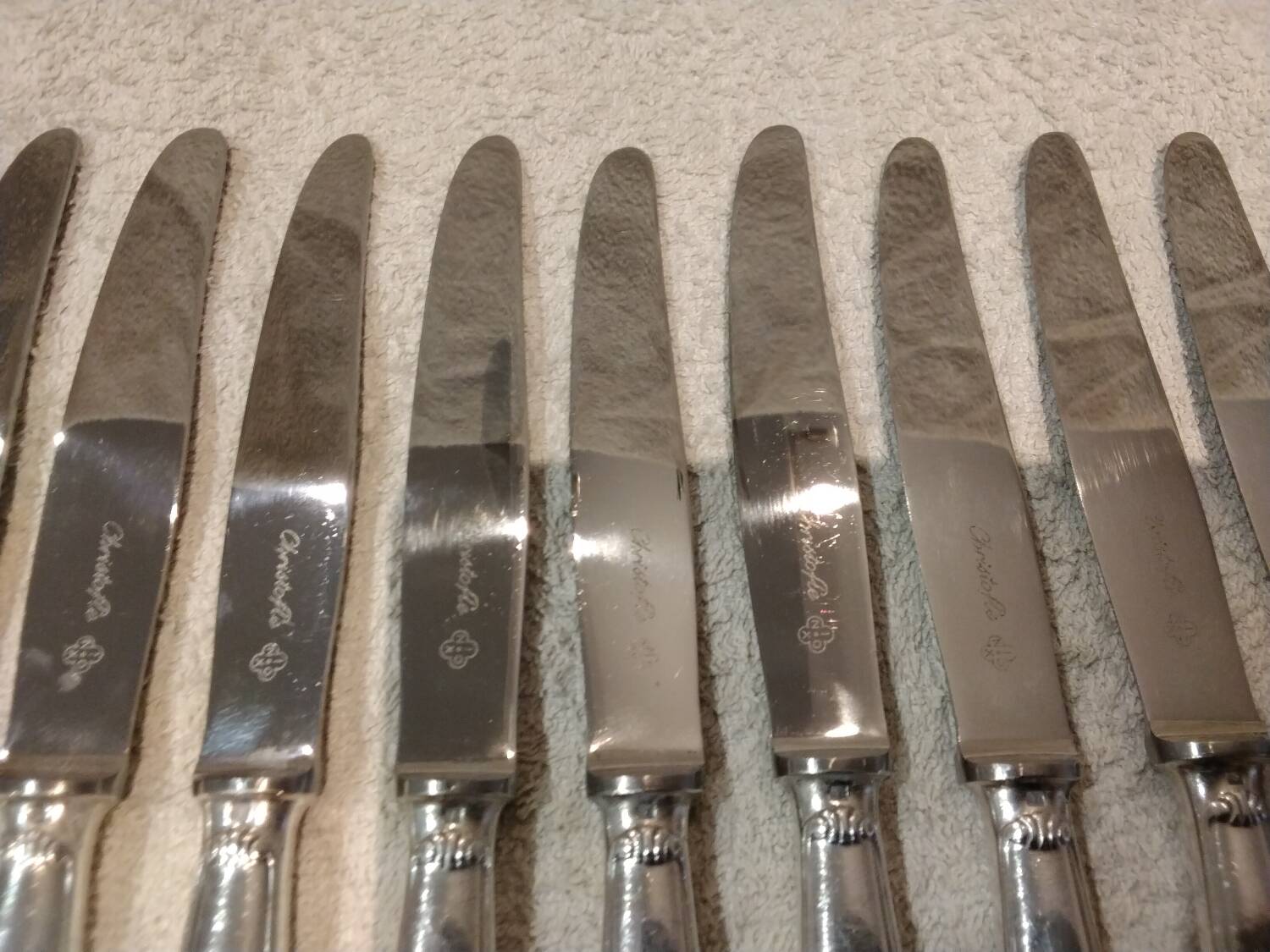 12 silver plated dessert knives, Christofle Vendome, 19.7cm