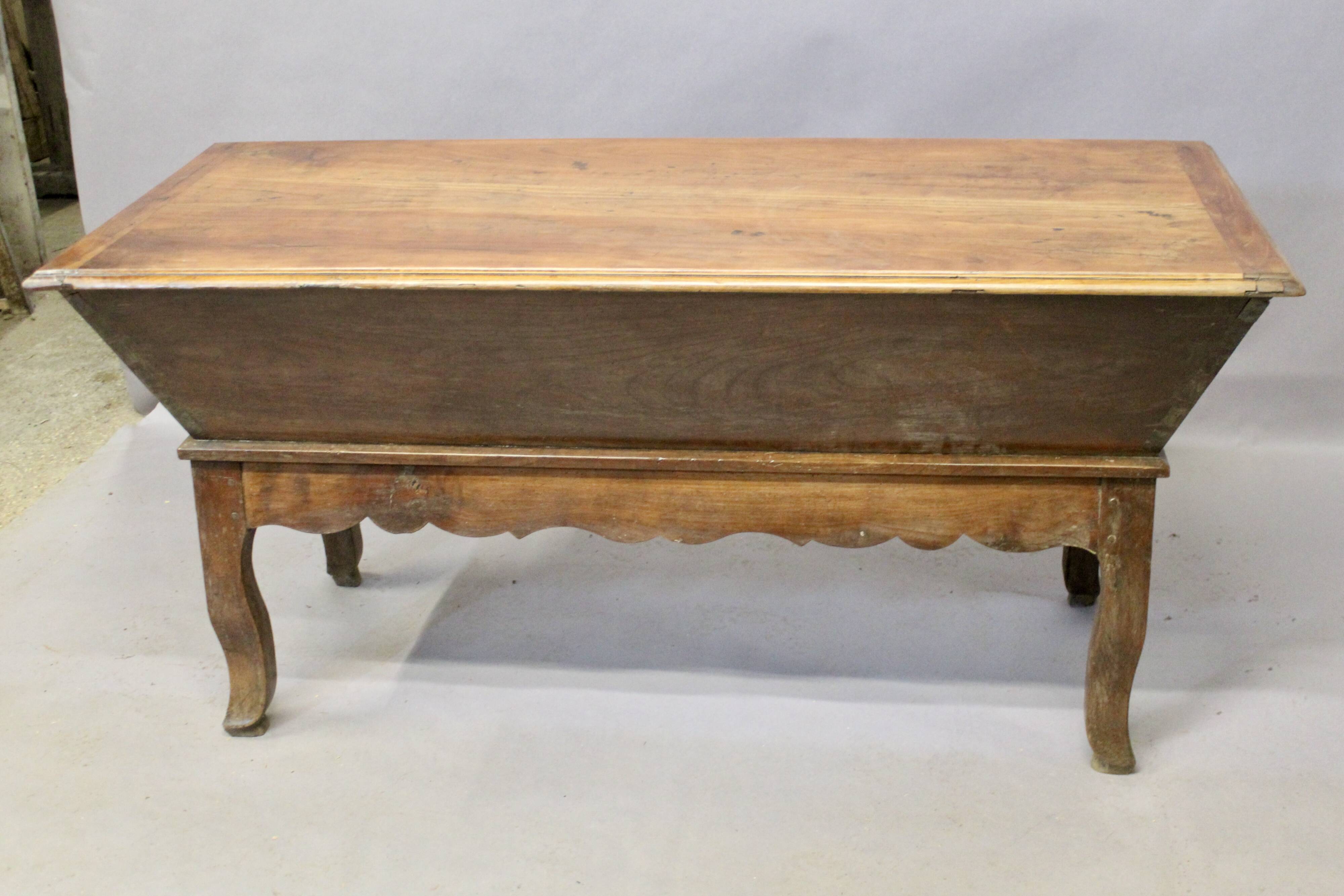 Pétrin en merisier Louis XV