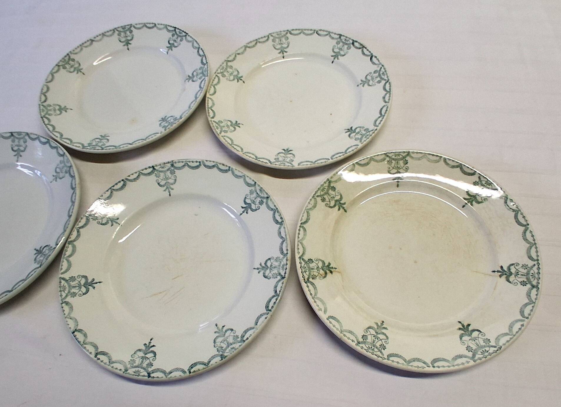 5 assiettes à dessert ancienne de chez Moulins des loups en bon état