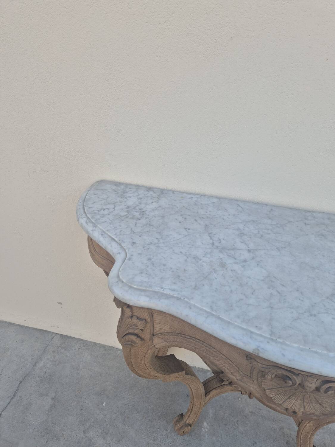 Louis XV curved console in solid oak, 18th century, decorated