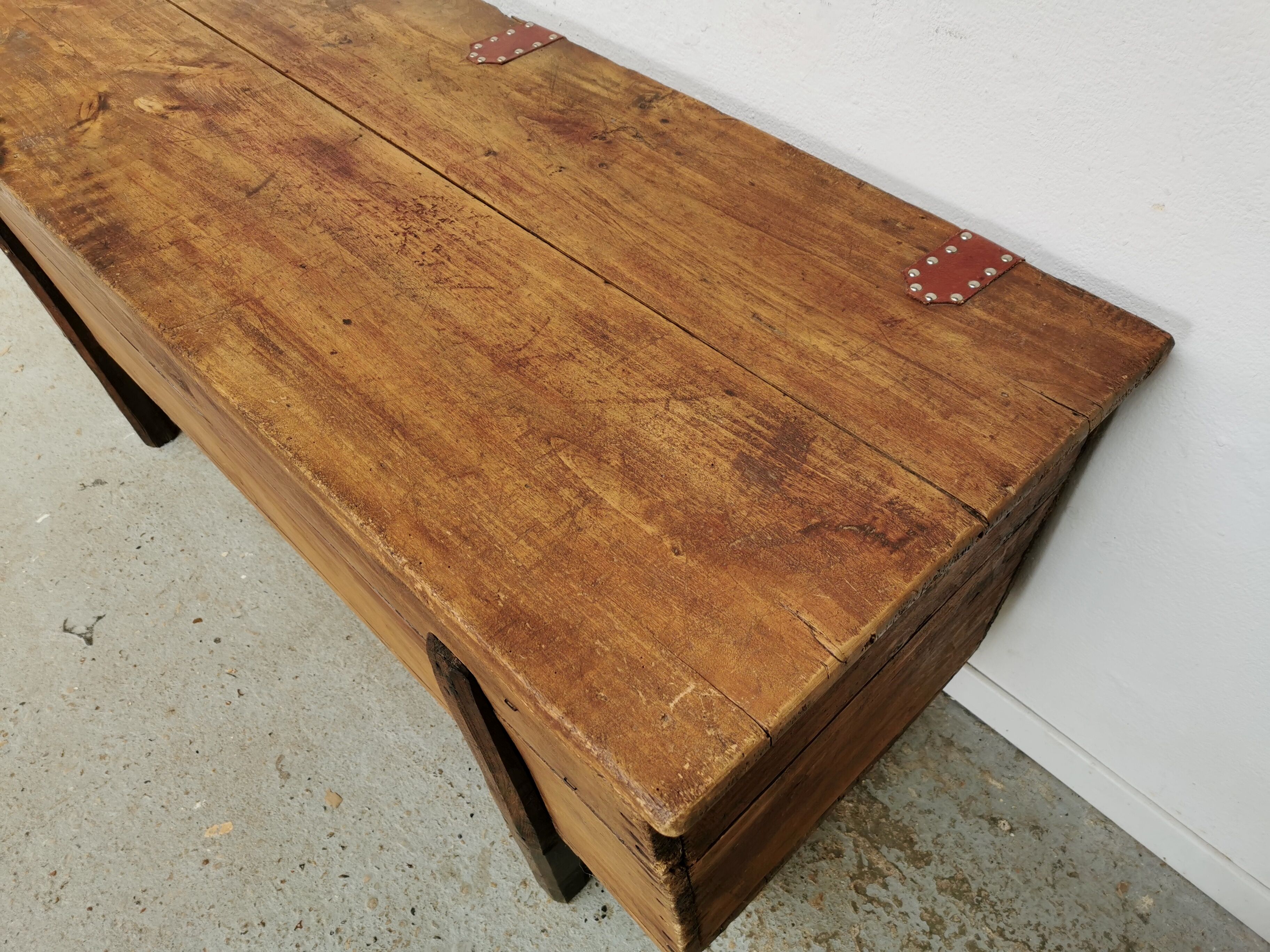 Wooden chest kneaded maie