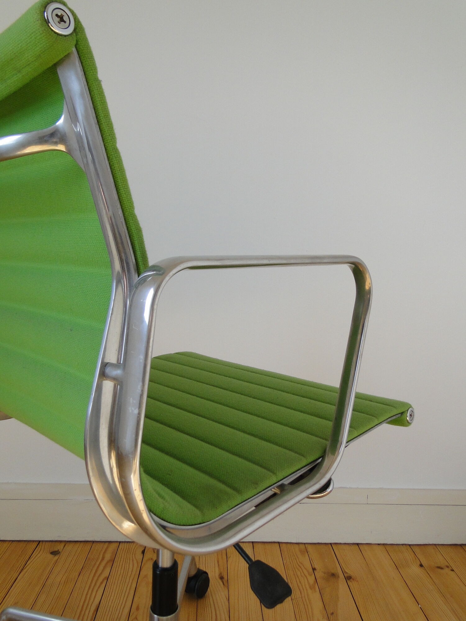 Charles Ray Eames EA 117 Office Chair Armchair in Green and Chrome Vitra
