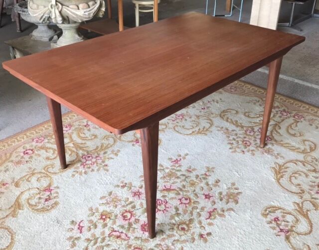 Table scandinave