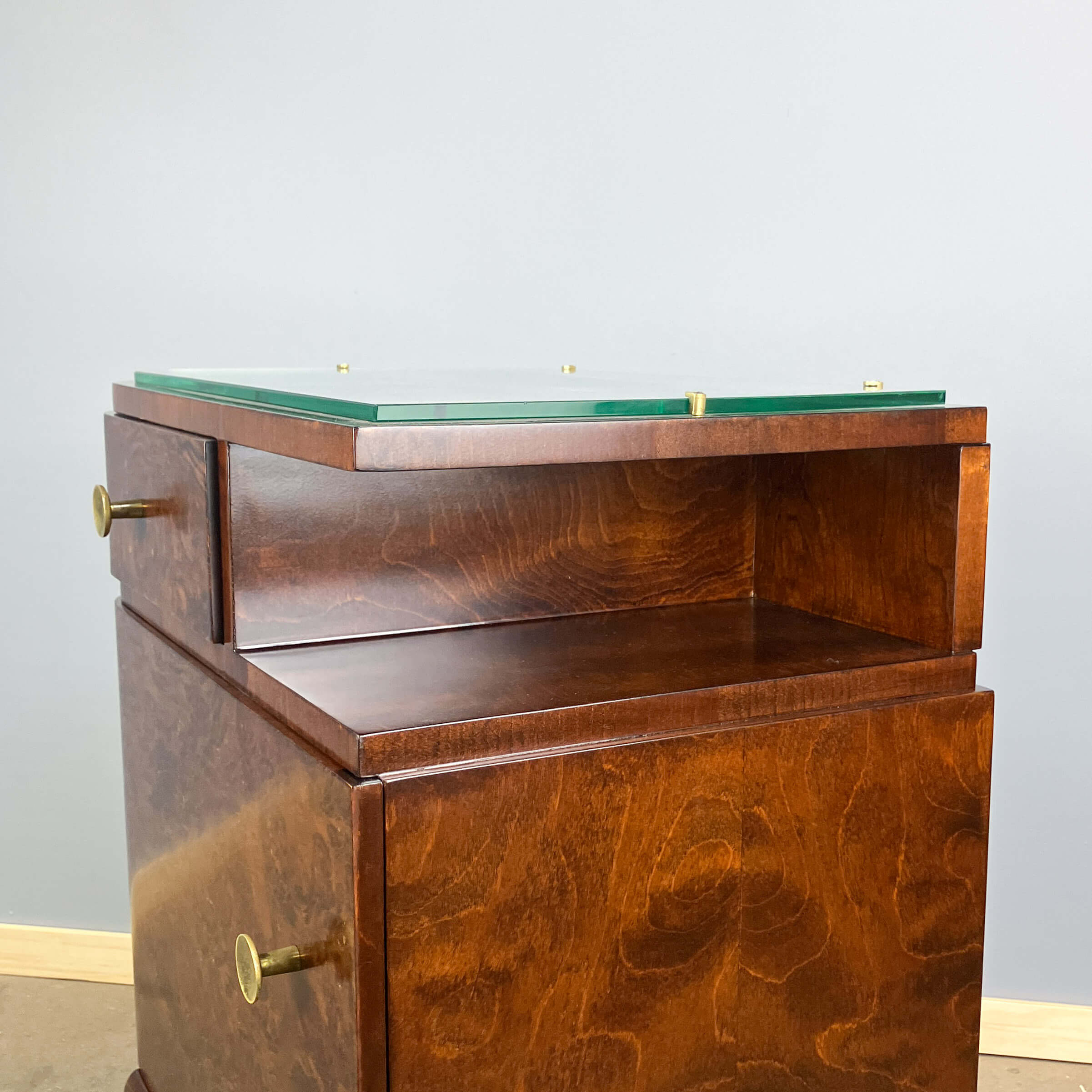 Tables de chevet Art Déco, bois de noyer avec plateaux en verre, années 1930