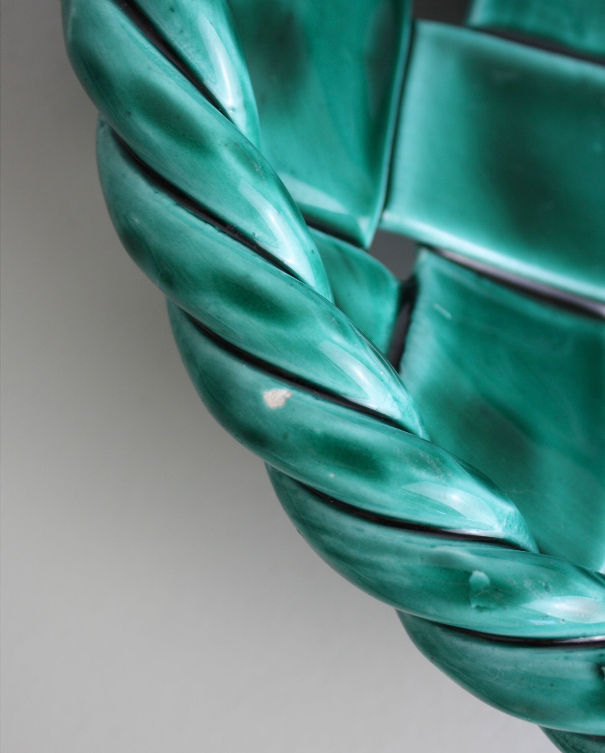 Green braided earthenware cut