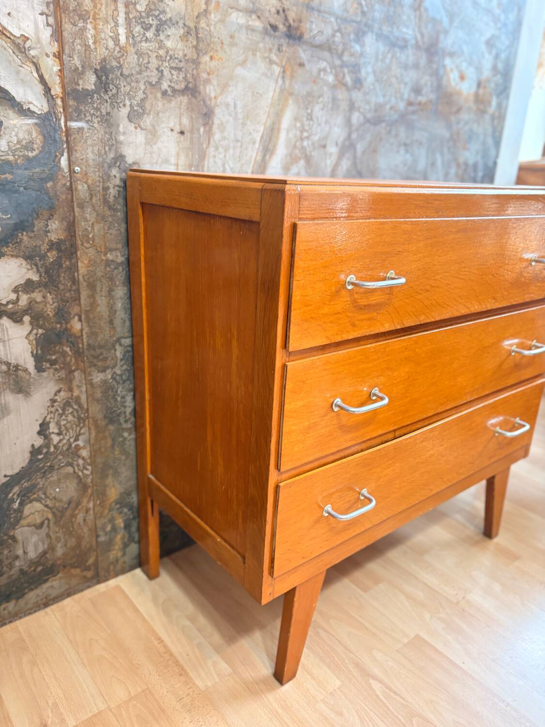 Compass leg chest of drawers