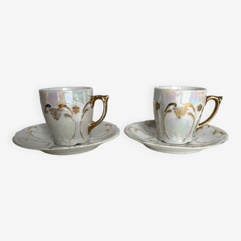 Paire de tasses en porcelaine