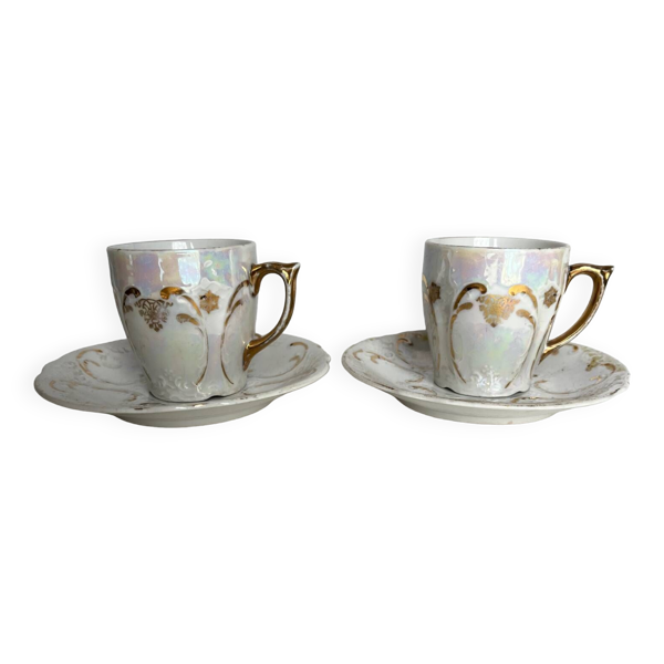 Paire de tasses en porcelaine