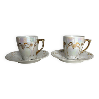 Paire de tasses en porcelaine