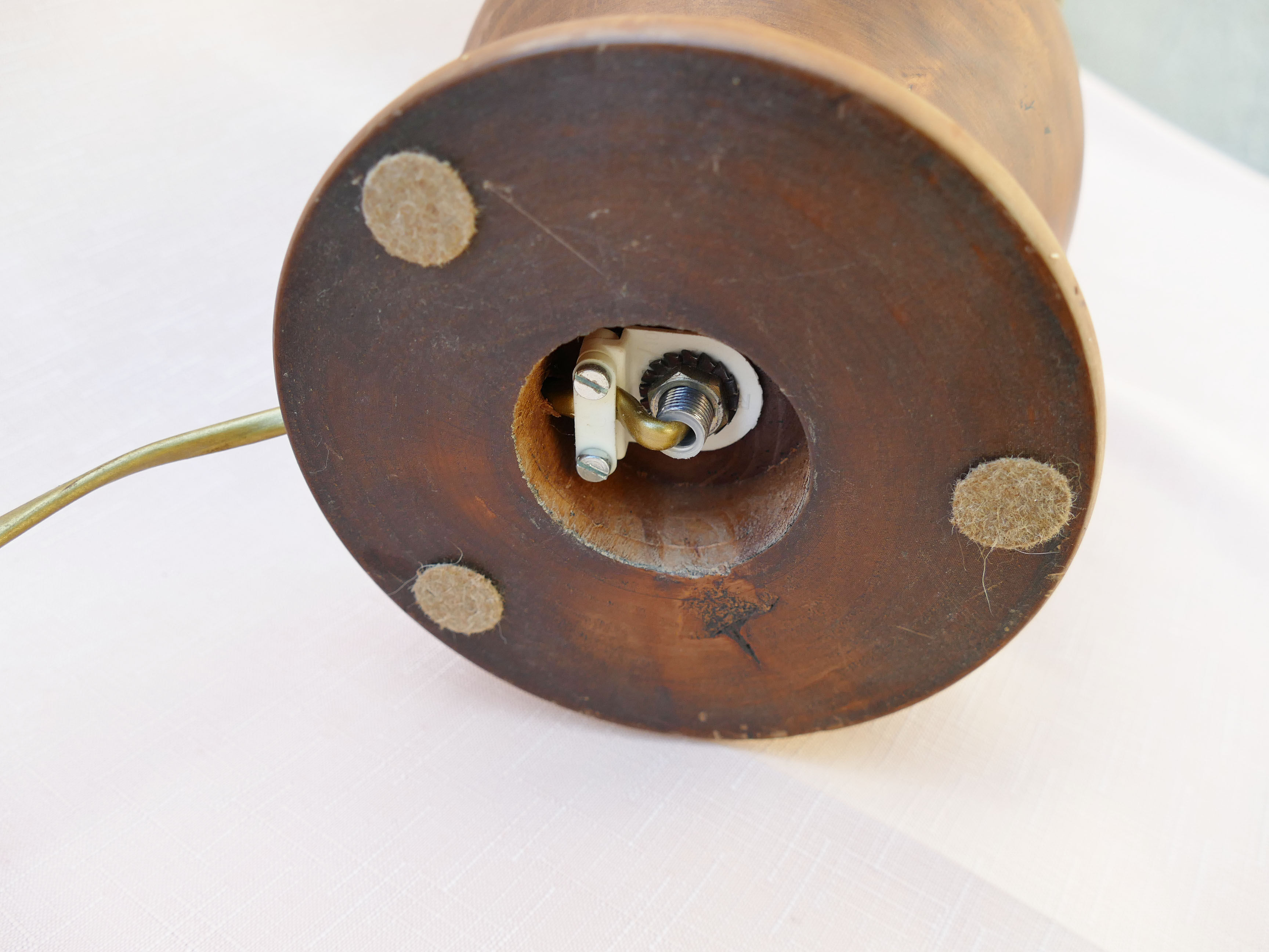 Vintage table lamp made of wood, opaline and brushed brass