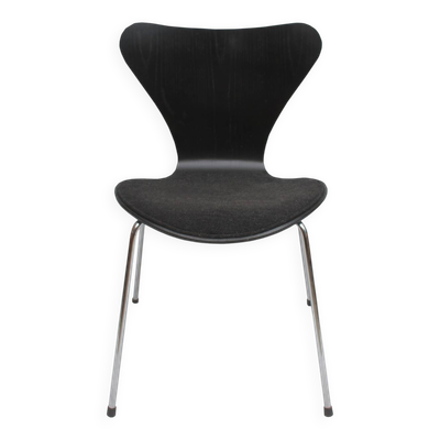 Chaise 3107 Arne Jacobsen en noir avec rembourrage