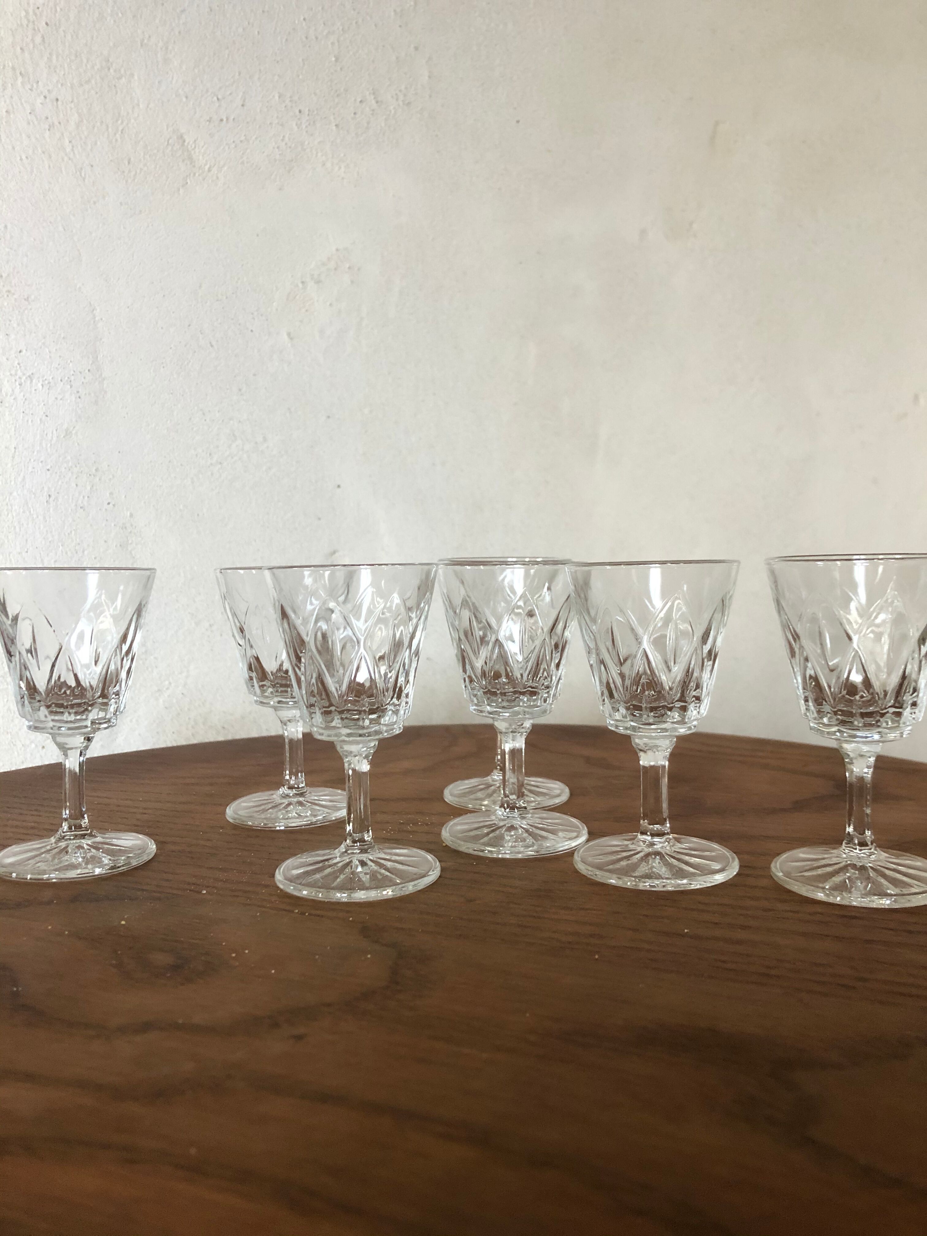 Set of 8 small walking glasses, made of chiseled glass