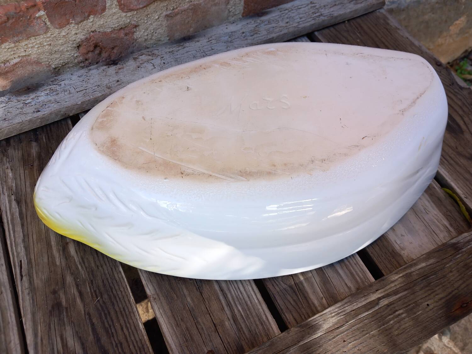 Earthenware dish with endive patterns