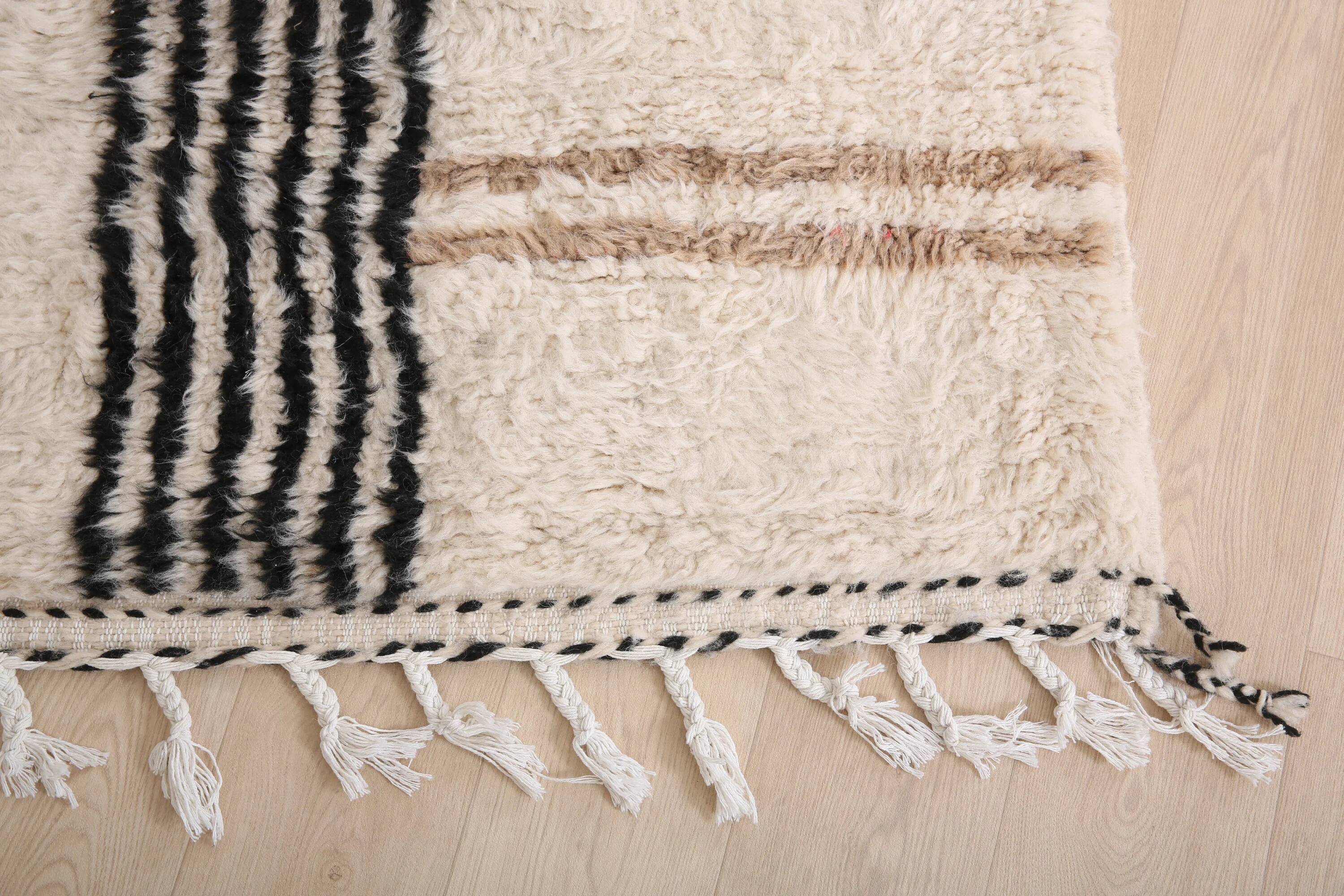 Moroccan rug made of natural wool, handmade, 2.5x1.5 m.