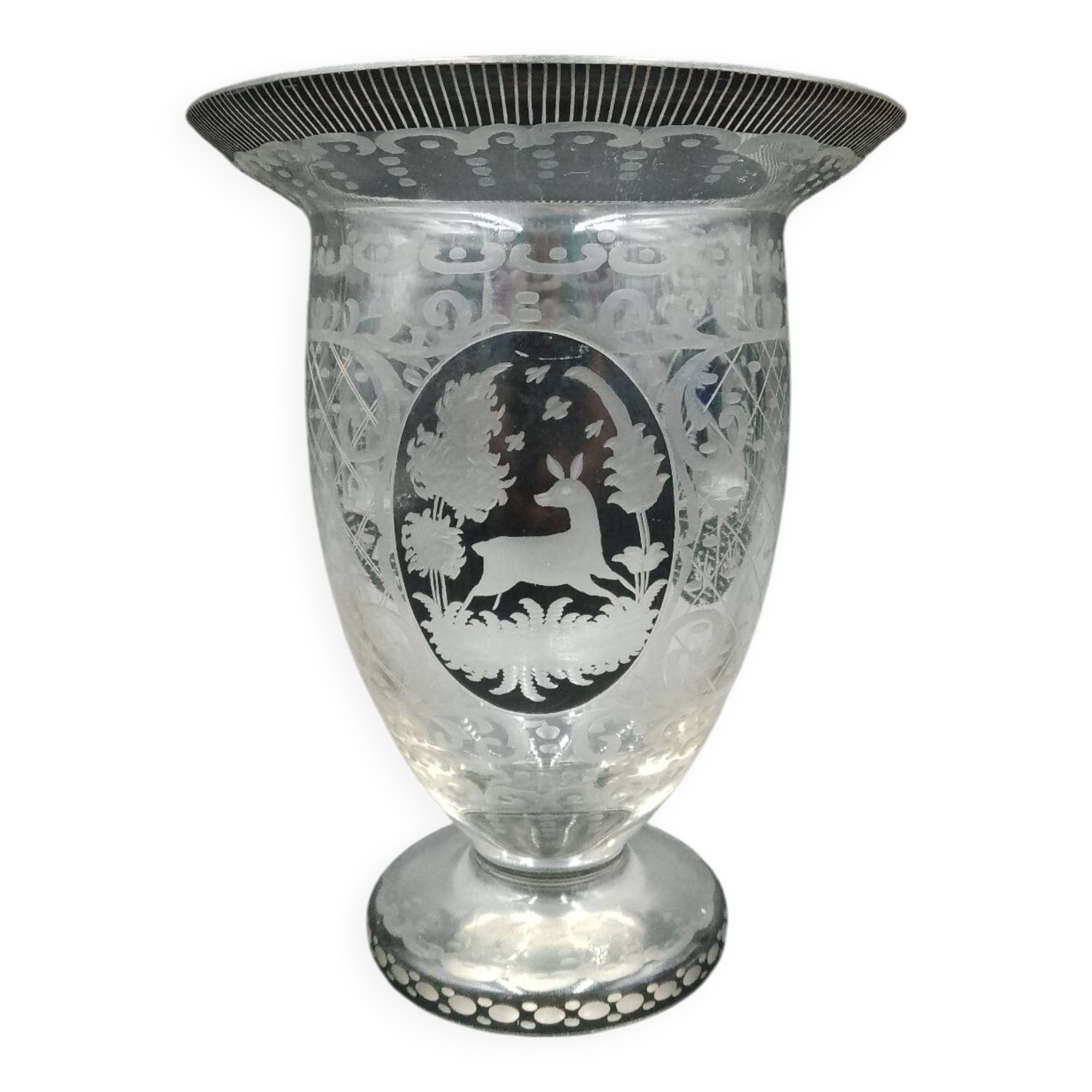 Early 20th century Bohemian vase in engraved crystal with castle and deer motifs