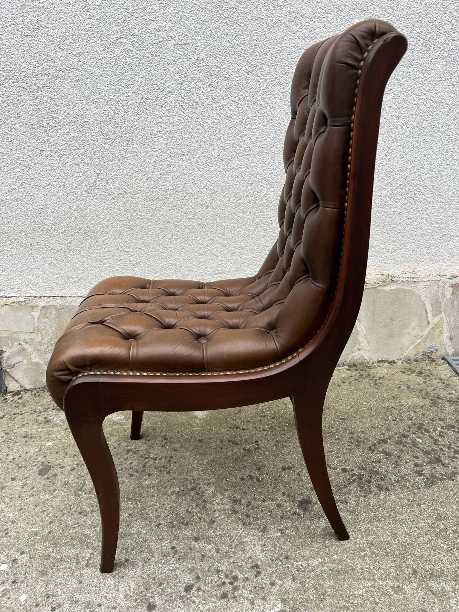 Chaise Chesterfield en cuir brun capitonné