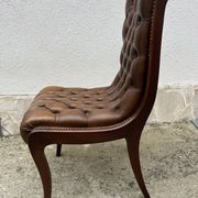 Chaise Chesterfield en cuir brun capitonné