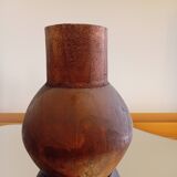 Vase en bois sculpté