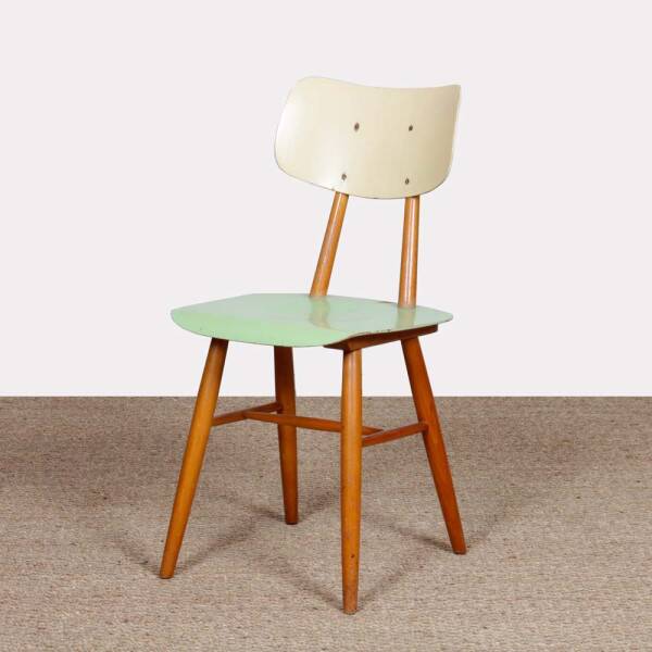 Chaise verte produite par Ton dans les années 1960