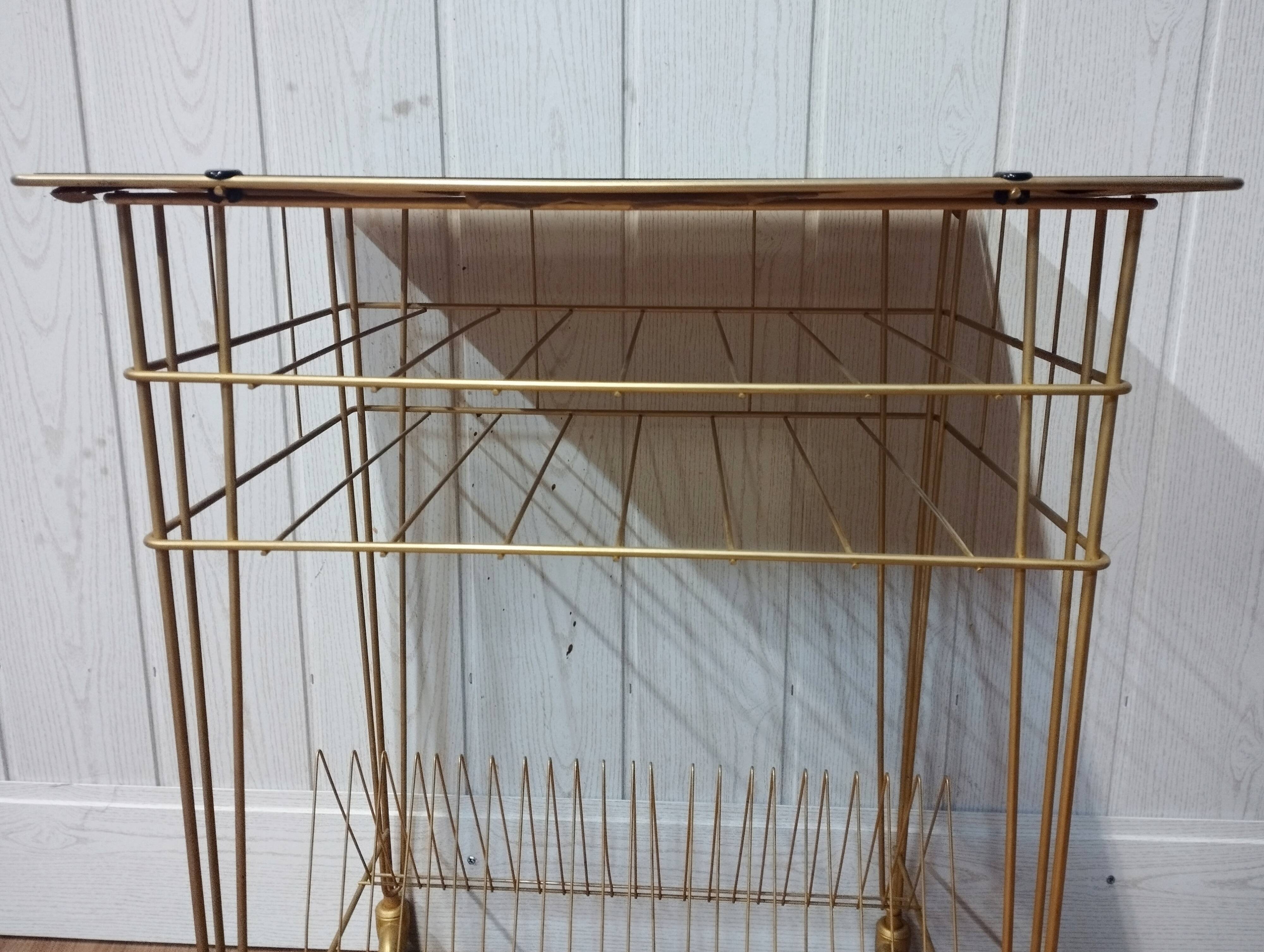 Table vinyl holder and turntable vintage record