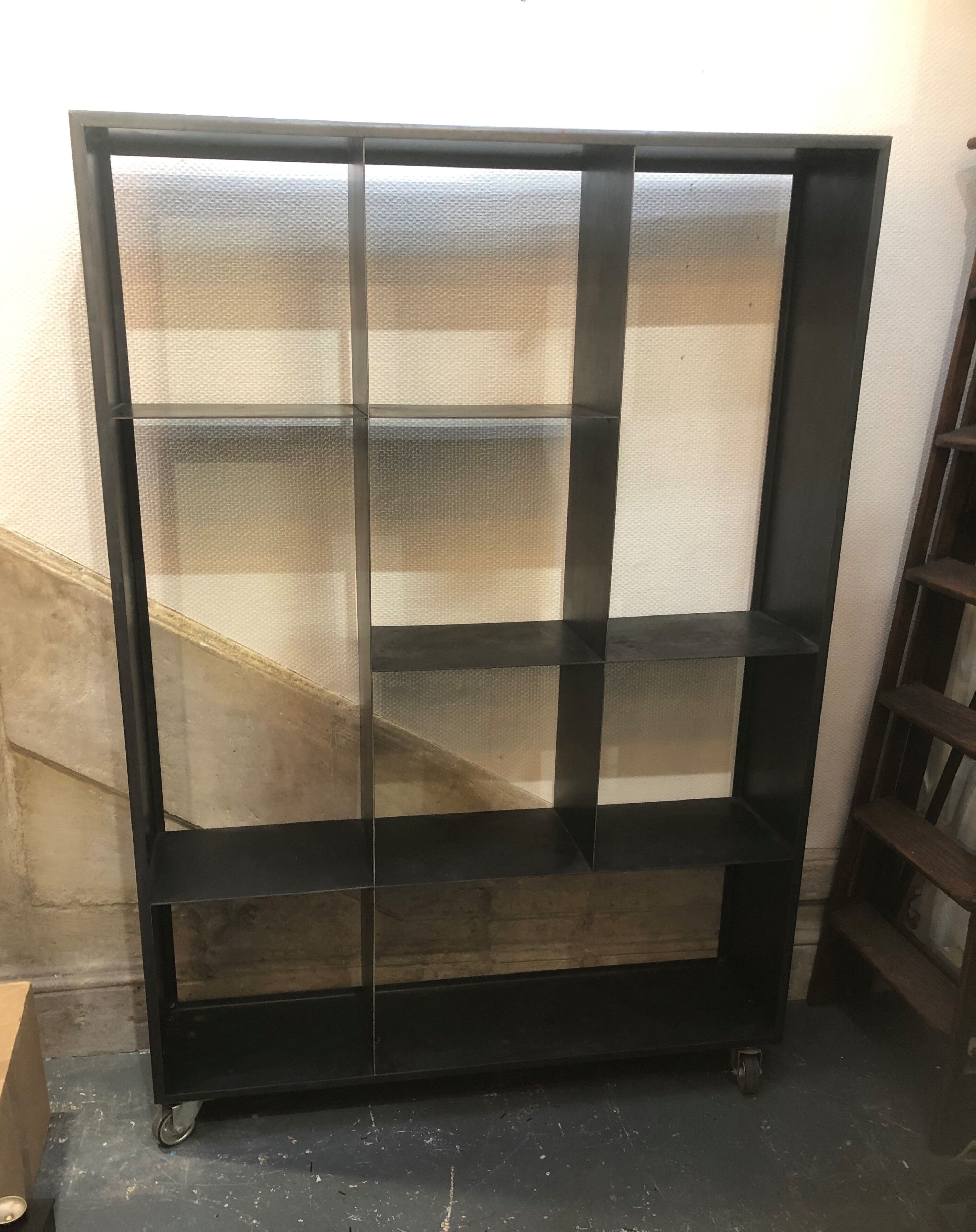 Etagère bibliothèque artisanal en acier sur roulettes industrielle