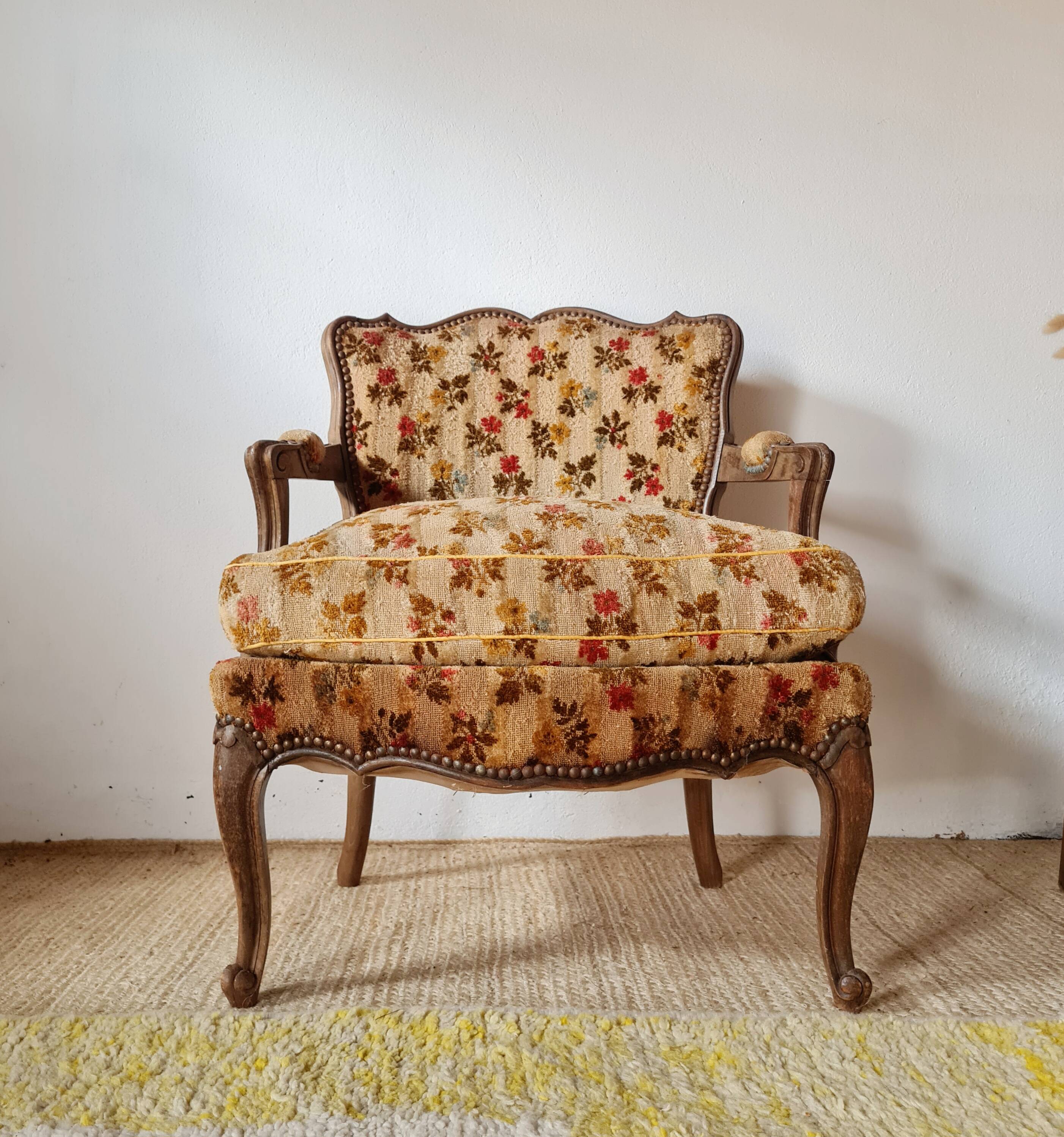 Antique cabriolet armchair in floral velvet – Louis XV style / Retro chic