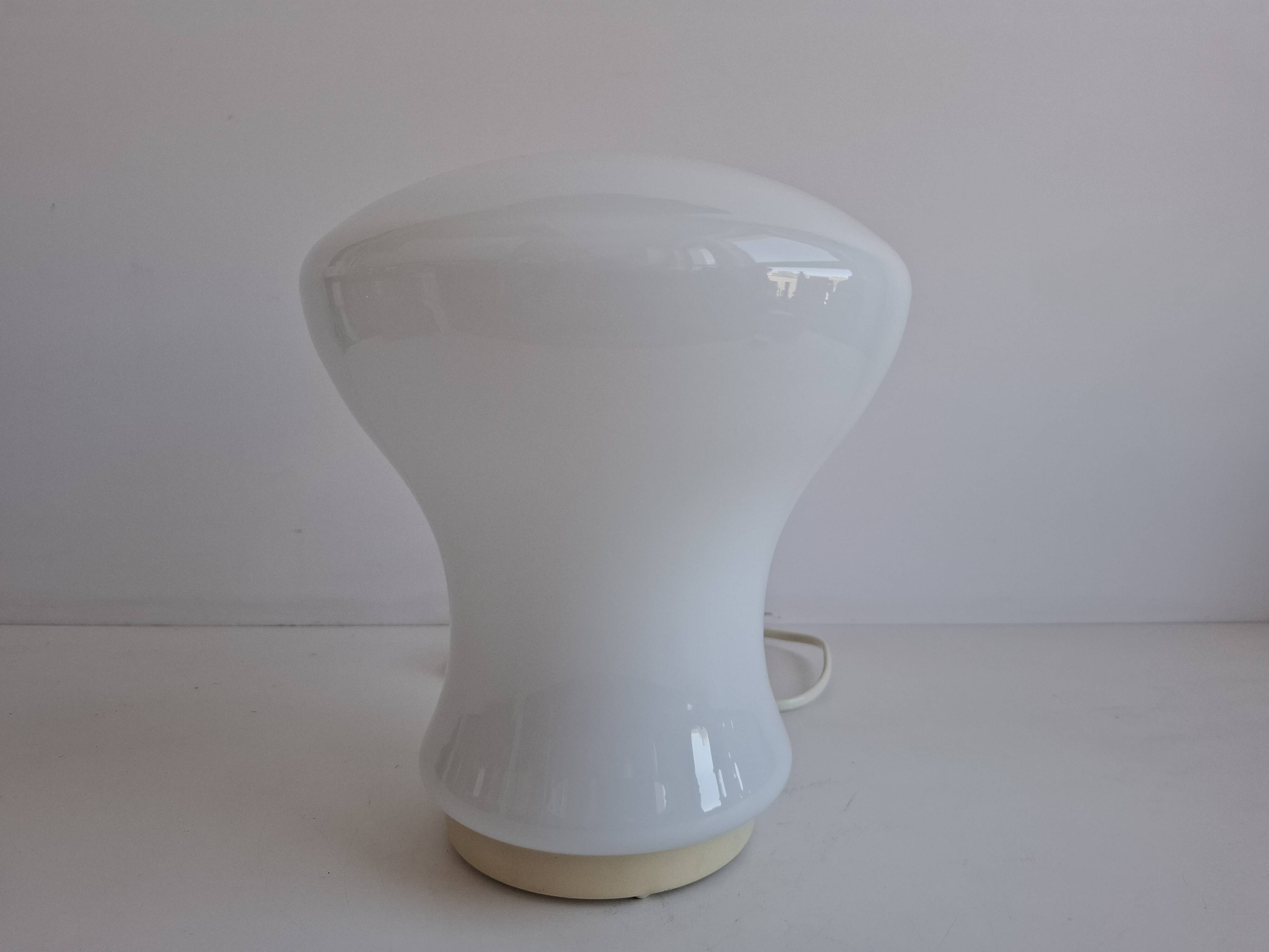 Lampe de table en verre opalin tchécoslovaque d'Ivan Jakeš des années 1970