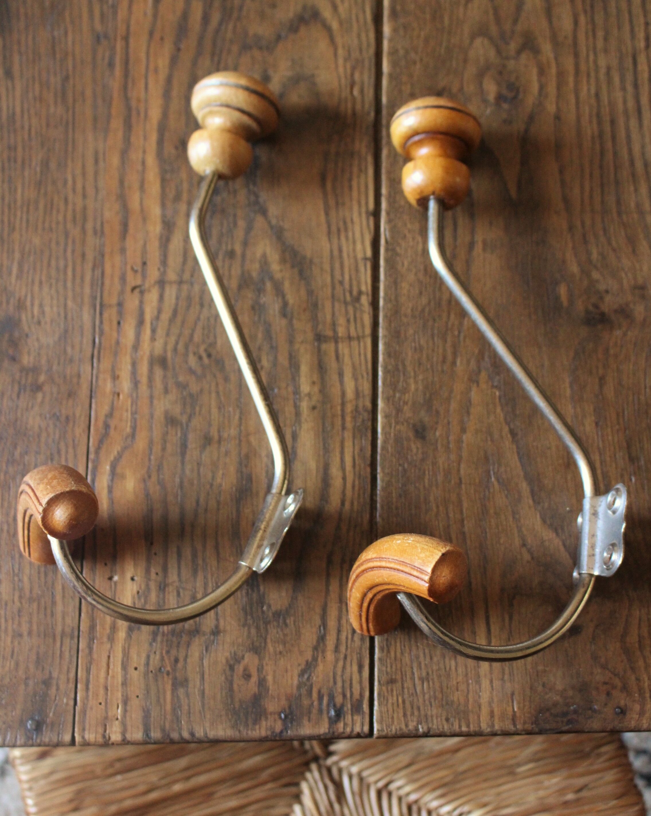 Pair butterfly hooks locust ball wood